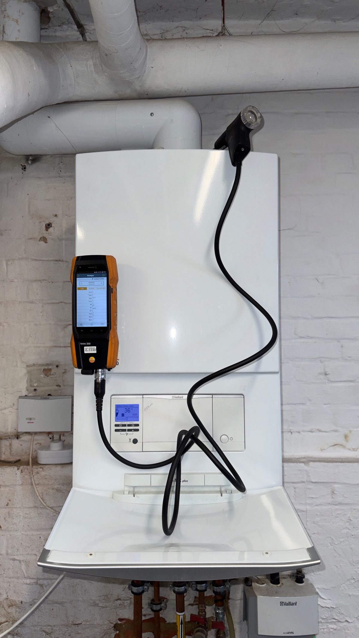 Onderhoud van een Vaillant verwarmingsketel. - Vaillant, VaillantKetel, Verwarmingsketel, KetelOnderhoud, CVOnderhoud, CVKetel, VerwarmingService, GasKetelOnderhoud, ErkendTechnicus, Verbrandingsattest project afbeelding 6 van 6 door Van Eyen Technics