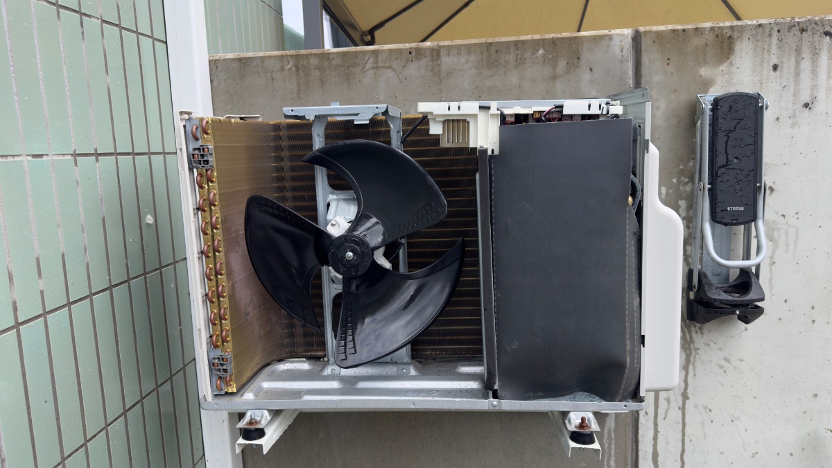 Onderhoud van een LG airco - LGAirconditioning, AircoOnderhoud, AircoService, LGAirco, Klimaatbeheersing, AircoTechnieker, AircoReiniging, BinnenunitOnderhoud, BuitenunitOnderhoud, HVACOnderhoud. project afbeelding 4 van 10 door Van Eyen Technics