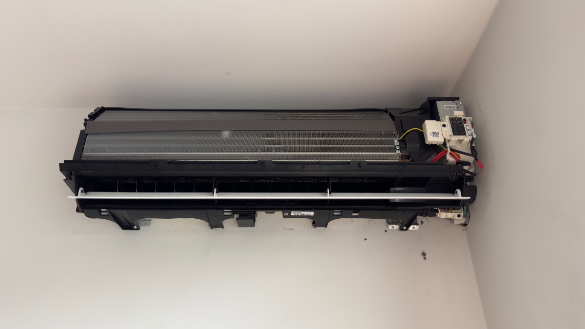 Onderhoud van een LG airco - LGAirconditioning, AircoOnderhoud, AircoService, LGAirco, Klimaatbeheersing, AircoTechnieker, AircoReiniging, BinnenunitOnderhoud, BuitenunitOnderhoud, HVACOnderhoud. project afbeelding 6 van 10 door Van Eyen Technics