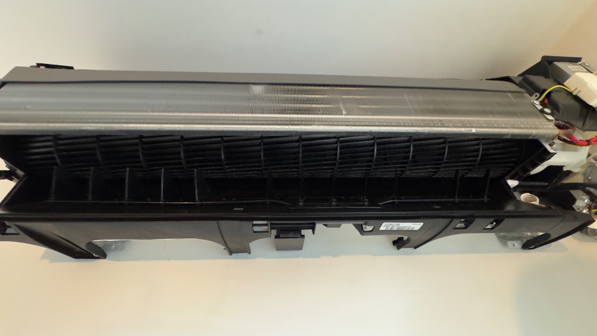 Onderhoud van een LG airco - LGAirconditioning, AircoOnderhoud, AircoService, LGAirco, Klimaatbeheersing, AircoTechnieker, AircoReiniging, BinnenunitOnderhoud, BuitenunitOnderhoud, HVACOnderhoud. project afbeelding 8 van 10 door Van Eyen Technics