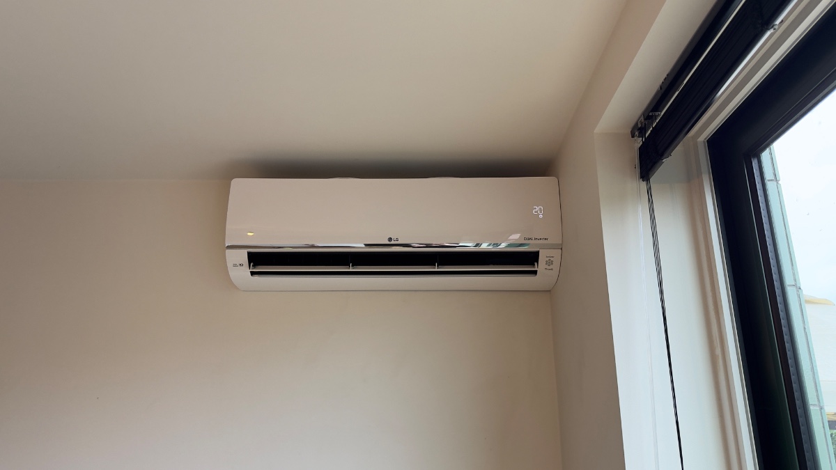 Onderhoud van een LG airco - LGAirconditioning, AircoOnderhoud, AircoService, LGAirco, Klimaatbeheersing, AircoTechnieker, AircoReiniging, BinnenunitOnderhoud, BuitenunitOnderhoud, HVACOnderhoud. project afbeelding 9 van 10 door Van Eyen Technics