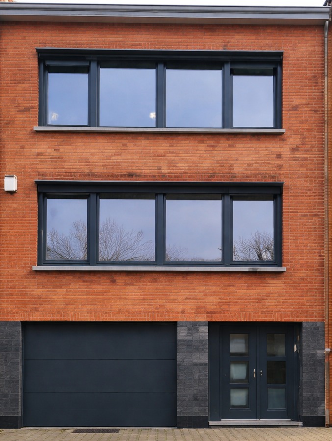 Aluminium Renovatie met Strakke Zwarte Profielen - wood&window projects Aluminium Renovatie met Strakke Zwarte Profielen - #WoodAndWindowProjects, #AluminiumRenovatie, #AluminiumRamen, #AluminiumDeuren, #Voordeur, #Buitenschrijnwerk, #Renovatieproject, #ModernWonen, #StrakkeArchitectuur, #Energiezuinig project realisatie door wood&window projects in België