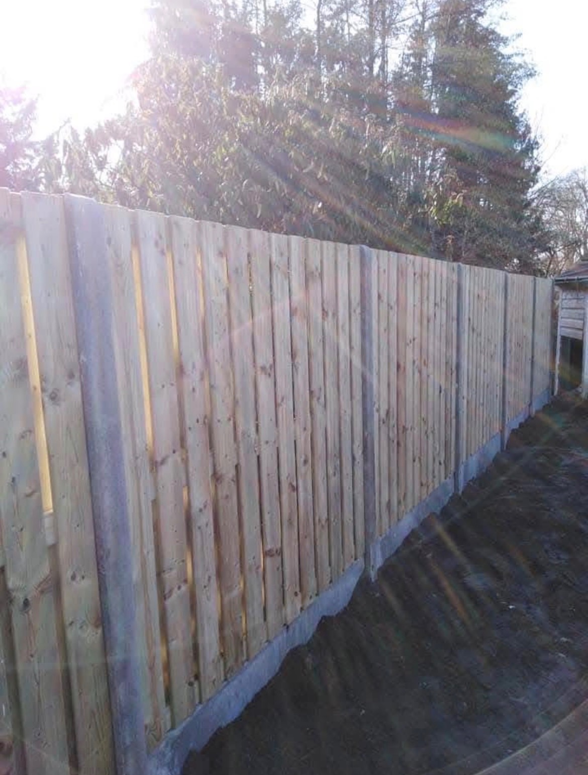Nieuwe schutting voltooid - SD Klinkerwerken project Nieuwe schutting voltooid - Schutting, bestrating project realisatie door SD Klinkerwerken