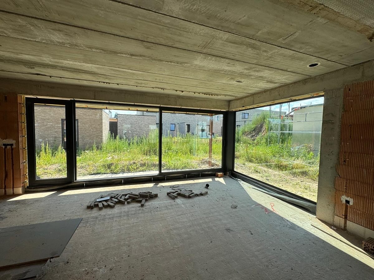 📸 Nieuwbouwproject ’t Sand – Maasmechelen - DEVRamenEnDeuren, PVCramen, PVCdeuren, Renovatie, RamenEnDeuren, Raamverdeling, TijdloosDesign, Onderhoudsvriendelijk, Vakmanschap, Maasmechelen project afbeelding 5 van 7 door DEV Ramen & Deuren