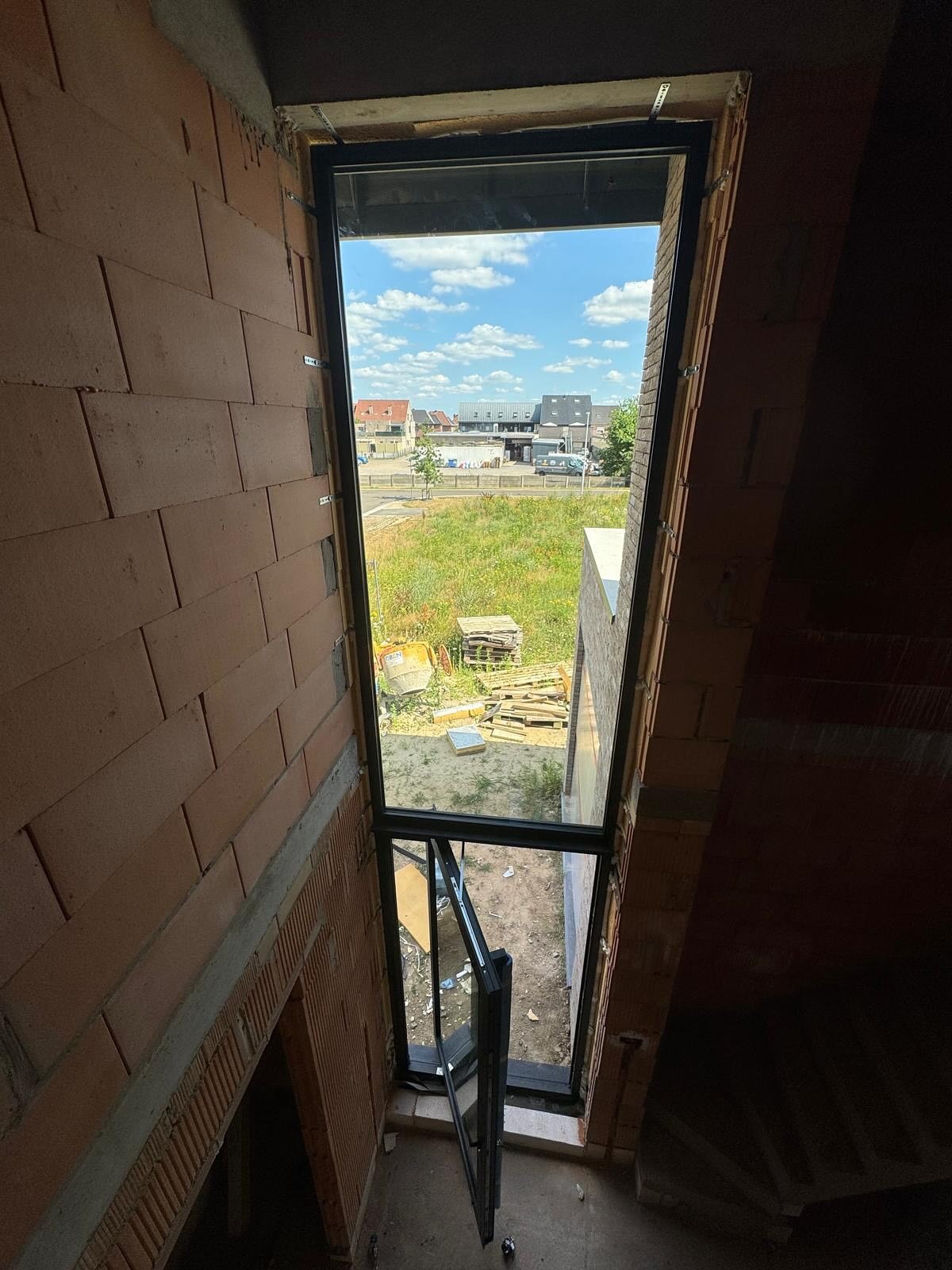 📸 Nieuwbouwproject ’t Sand – Maasmechelen - DEVRamenEnDeuren, PVCramen, PVCdeuren, Renovatie, RamenEnDeuren, Raamverdeling, TijdloosDesign, Onderhoudsvriendelijk, Vakmanschap, Maasmechelen project afbeelding 7 van 7 door DEV Ramen & Deuren