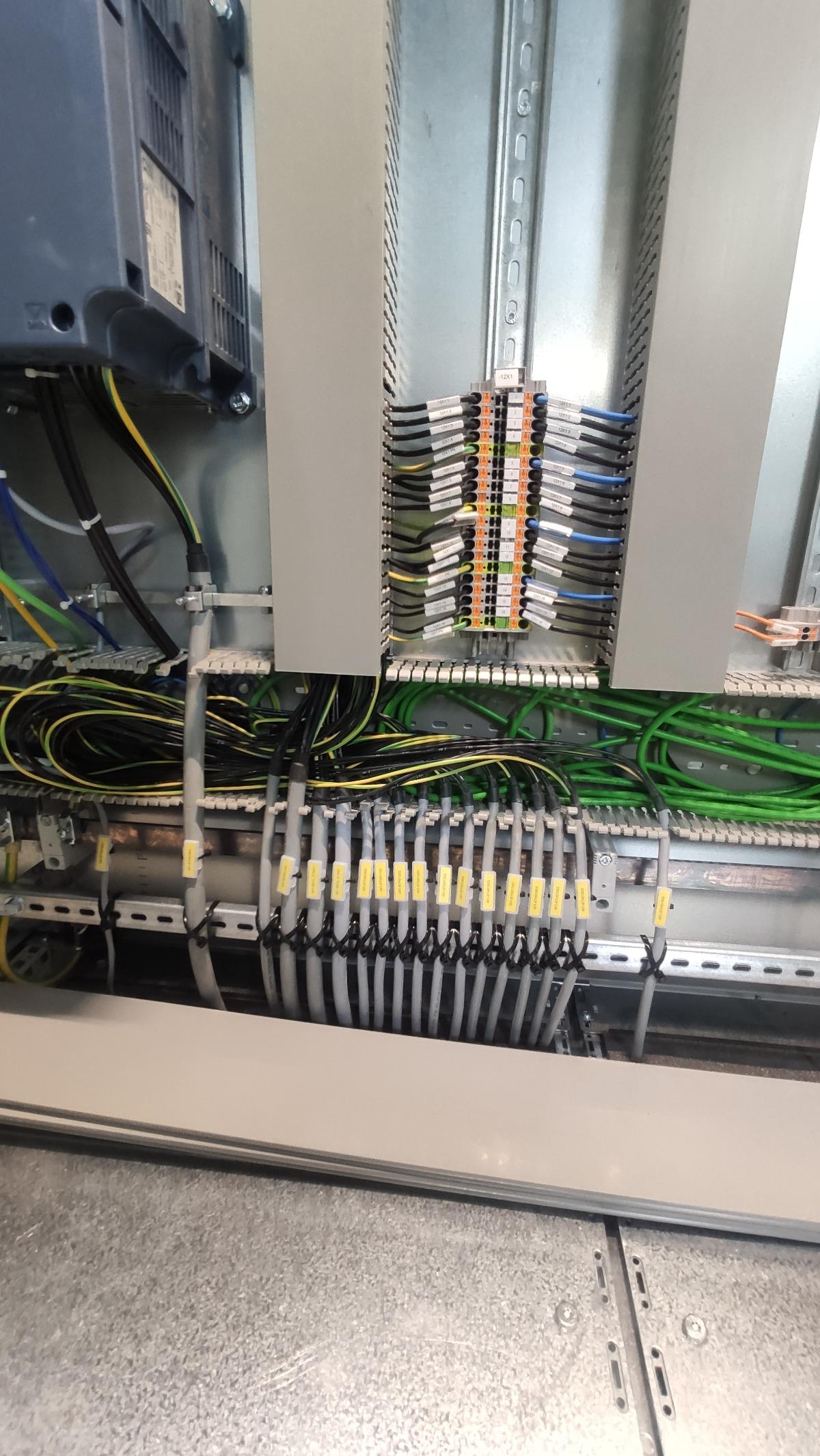 Installatie van elektrische schakelpanelen in Sant-Nikolas – realisatie van A&A