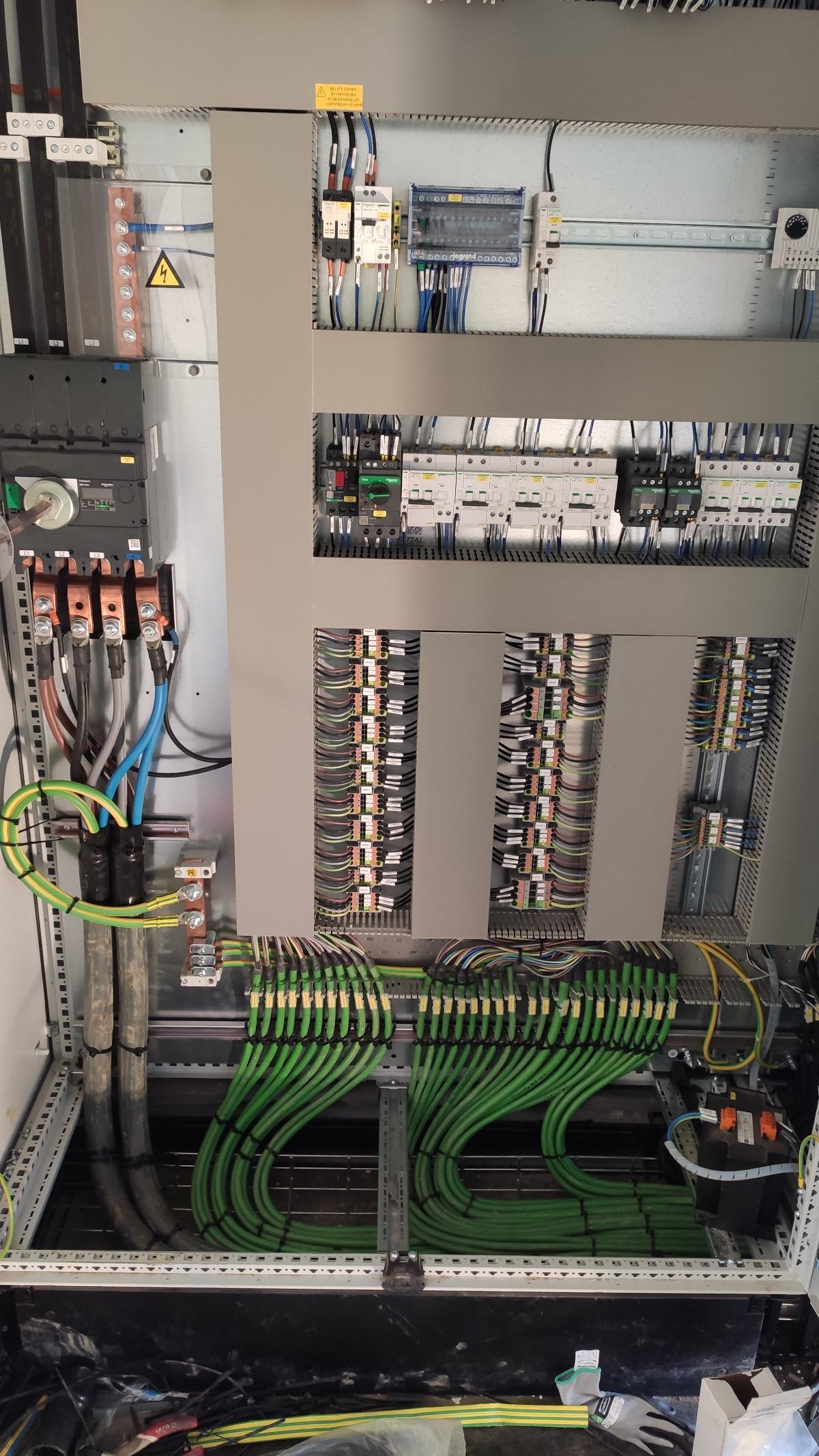 Installatie van elektrische schakelpanelen – foto 2 van 3