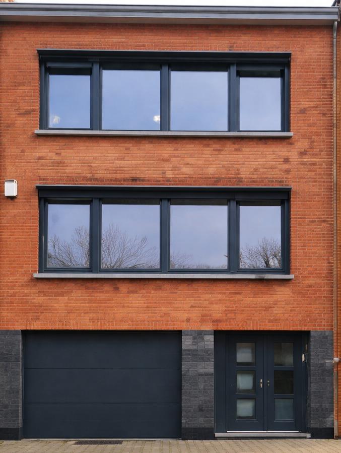 Aluminium Renovatie met Strakke Zwarte Profielen in Lievegem – realisatie van wood&window projects
