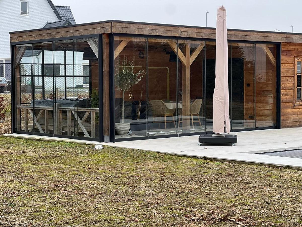 Recente plaatsing van glazen schuifwanden in Maasmechelen – realisatie van DEV Ramen & Deuren